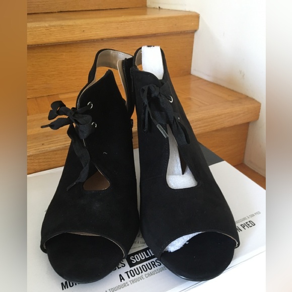 Sz 12 wide, faux suede sandals - Picture 2 of 2